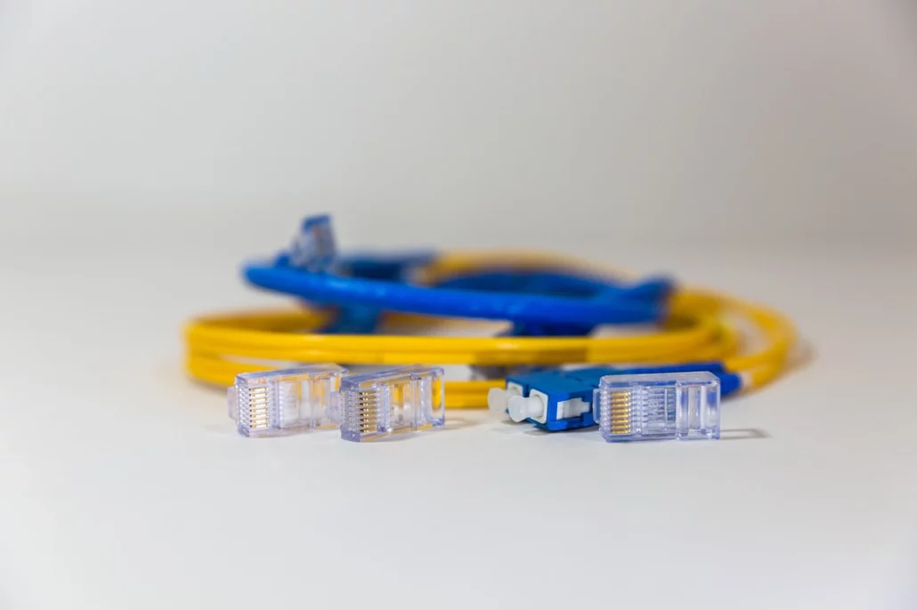 Câble-Ethernet -jaune-et-bleu-doté-de-deux-connecteurs copie