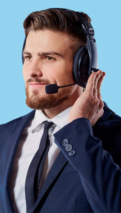 Un-homme-en-costume-élégant-est-en-train-de-communiquer-avec- un-casque-audio