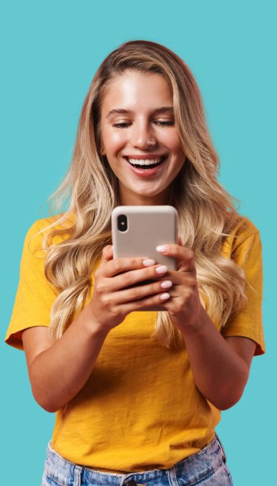 Une-femme-souriante-tenant-un-téléphone-portable-vêtue-d'un-tee-shirt-jaune