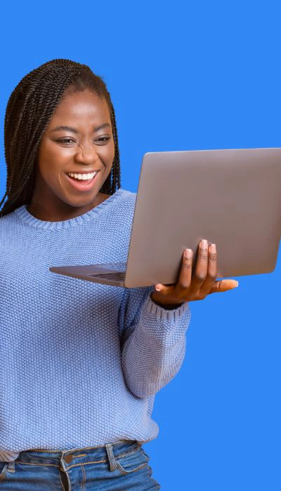 Une-femme-tenant-un-ordinateur-portable-et-souriant